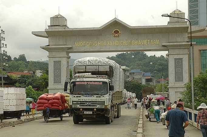  So với mặt bằng chung của tỉnh biên giới nói riêng và của cả nước nói chung, thương mại vùng biên vẫn còn hạn chế.