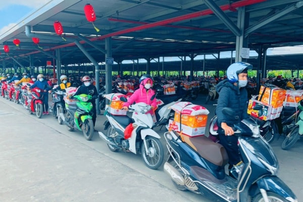 công nhân ra về với sự hoan hỉ từ sự quan tâm của nhà máy.