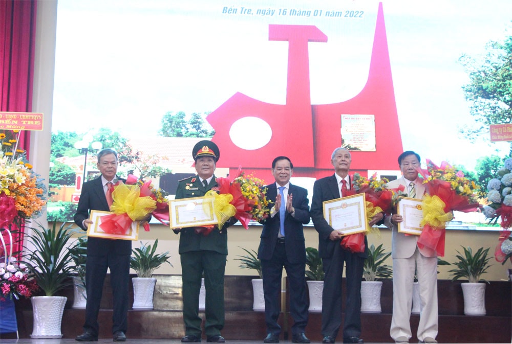 Chủ tịch UBND tỉnh Trần Ngọc Tam trao Huy hiệu Đảng cho các đồng chí nguyên Lãnh đạo tỉnh. 