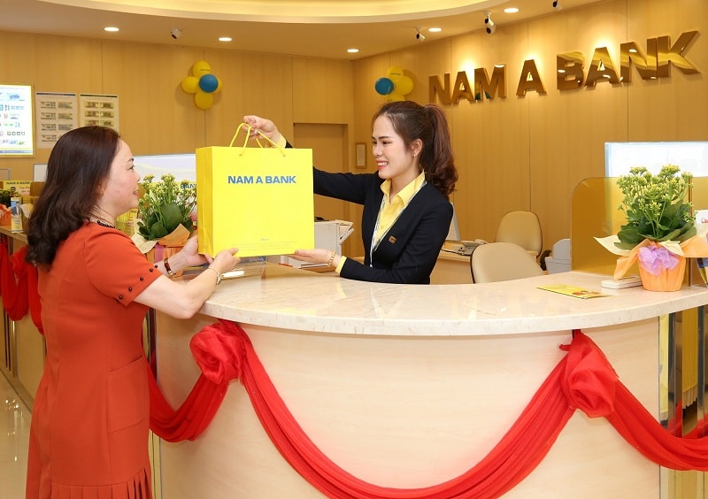 Khách hàng giao dịch tại Nam A Bank.