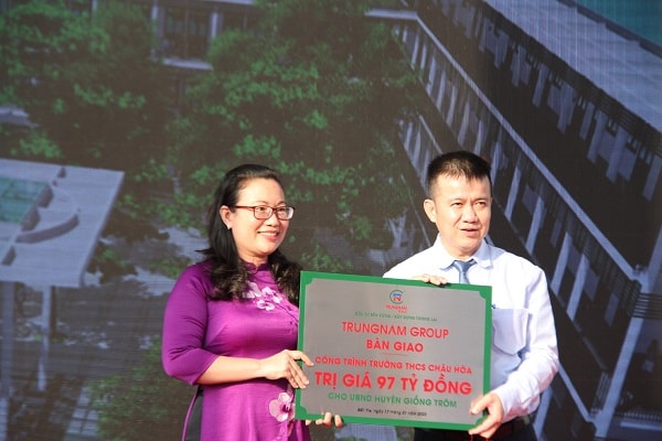 Ông Nguyễn Tâm Thịnh – Chủ tịch HĐQT Trungnam Group bàn giao trường THCS Châu Hòa cho lãnh đạo nhà trường