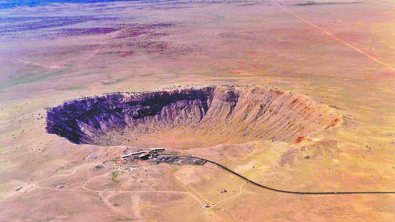 Hố thiên thạch Barringer nổi tiếng với đường kính 1,2km ở phía bắc sa mạc Arizona (Mỹ) là minh chứng hùng hồn cho thấy những vết thương trên Trái Đất do các thiên thạch gây ra.