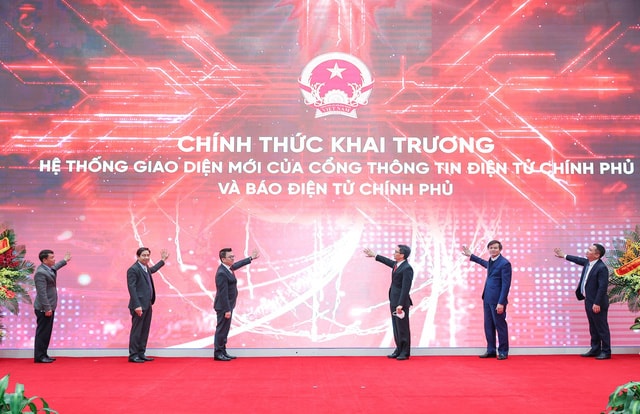 Phó Thủ tướng Vũ Đức Đam cùng các đại biểu thực hiện nghi lễ chính thức khai trương Hệ thống giao diện mới của Cổng thông tin điện tử Chính phủ và Báo điện tử Chính phủ. Ảnh: VGP/Nhật Bắc