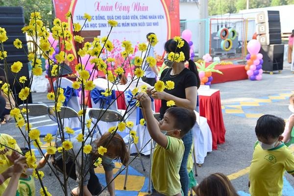 chương trình “Xuân công nhân”p/các em được tham gia nhiều hoạt độngp/như cắm hoa, nấu bánh chưng...