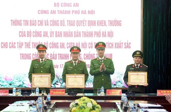 Thứ trưởng Bộ Công an Nguyễn Duy Ngọc trao bằng khen của Bộ trưởng Bộ Công an cho các tập thể có thành tích xuất sắc trong công tác đấu tranh phòng chống tội phạm - Ảnh: Hoàng Phong