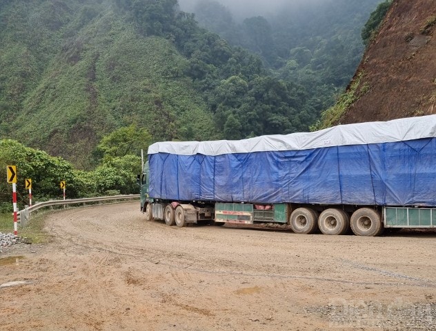 Cũng theo vị đại diện này, không chỉ phương tiện lưu thông luôn tiềm ẩn nguy hiểm vì đường hẹp mà ngay cả những công nhân thi công công trường cũng đối mặt nguy hiểm khi địa hình thi công dốc, chật hẹp, dễ bị va chạm với các phương tiện giao thông qua lại. “Chúng tôi đang cố gắng để rút ngắn tiến độ nhưng do thời tiết mưa liên tục, lưu lượng xe những ngày cuối năm lưu thông nhiều, chủ yếu là xe nặng khiến việc thi công gặp nhiều trở ngại. Đơn vị đã phối hợp với cơ quan liên quan lập 3 đoàn kiểm tra tiến độ thi công, đồng thời có văn bản gửi tỉnh Hà Tĩnh yêu cầu kiểm soát vấn đề xe quá khổ, quá tải”, vị đại diện thông tin.