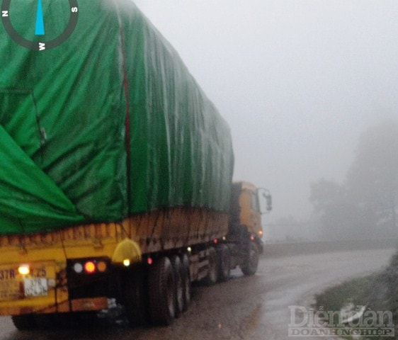 Đại diện Ban quản lý dự án 4 cho biết: “Do tình hình dịch COVID-19 đang diễn biến phức tạp, Lào và Việt Nam đều kiểm soát chặt chẽ người và phương tiện thực hiện đổi tài xế dẫn đến tình trạng ùn ứ. Nhiều hôm các đơn vị phải dừng thi công do xe tải đậu kéo hàng dài. Nhiều xe tải có trọng tải khá lớn khiến việc thi công càng khó khăn hơn”.