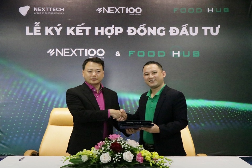 Lễ ký kết hợp đồng đầu tư giữa Shark Nguyễn Hòa Bình, Chủ tịch NextTech-Group đồng sáng lập quỹ đầu tư khởi nghiệp Next100.vc và ông Nguyễn Xuân Vinh - CEO FoodHub.