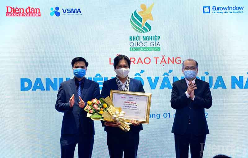 Nhà báo Phạm Ngọc Tuấn – Tổng Biên tập Tạp chí Diễn đàn Doanh nghiệp, Phó Trưởng ban chương trình Khởi nghiệp Quốc gia và Ts. Đàm Quang Thắng – Chủ tịch Hội đồng Cố vấn khởi nghiệp đổi mới sáng tạo Quốc gia (VSMA) trao danh hiệu mentor of year và hoa cho Ông Hoàng Sơn Công – Giám đốc Trung tâm Hỗ trợ khởi nghiệp và Chuyển giao công nghệ bán lẻ Việt Nam.