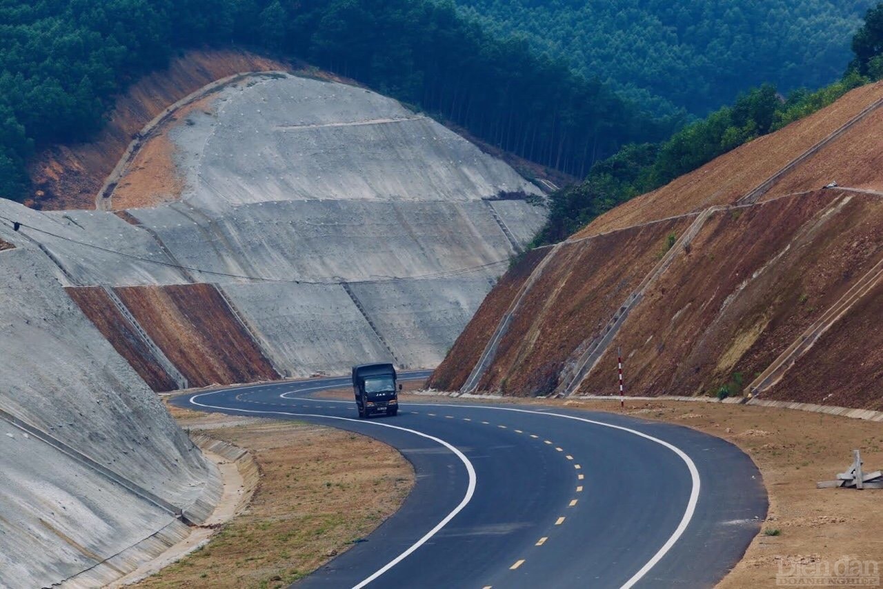 Tổng vốn đầu tư dự án trên 11.000 tỷ đồng. Điểm đầu của cao tốc đặt tại ngã ba La Sơn (huyện Phú Lộc, tỉnh Thừa Thiên Huế) và điểm cuối đặt tại nút giao thông Túy Loan (xã Hòa Nhơn, huyện Hòa Vang).