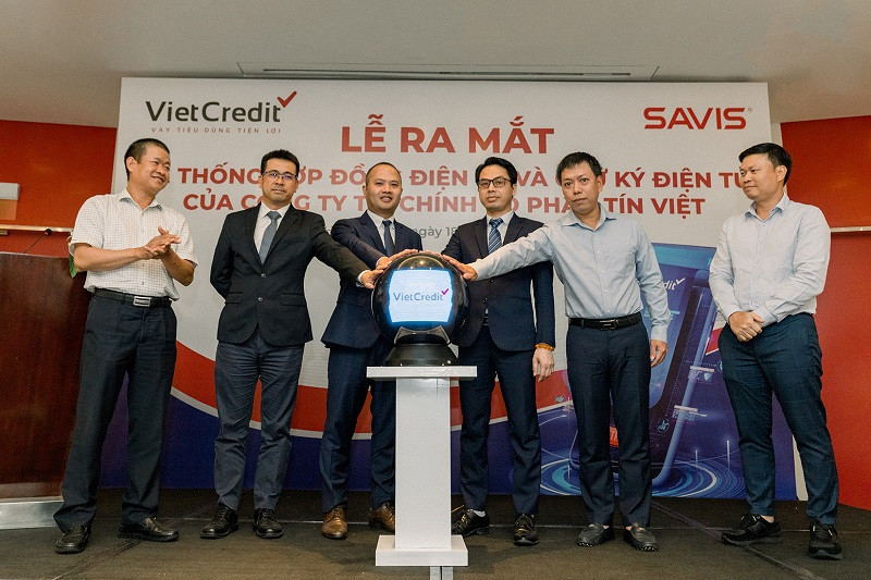 Đại diện VietCredit và đại diện SAVIS cùng thực hiện nghi thức ra mắt hệ thống hợp đồng và chữ ký điện tử