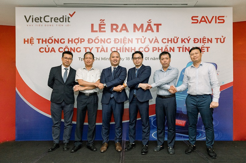 Đại diện VietCredit và đại diện SAVIS chụp hình lưu niệm tại sự kiện