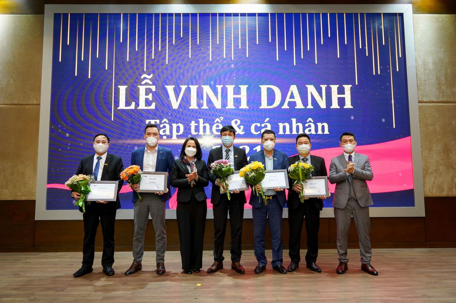 VNI vinh danh và khen thưởng những tập thể và cá nhân đạt thành tích xuất sắc trong năm qua nhằm động viên và khích lệ các đơn vị trên toàn hệ thống.