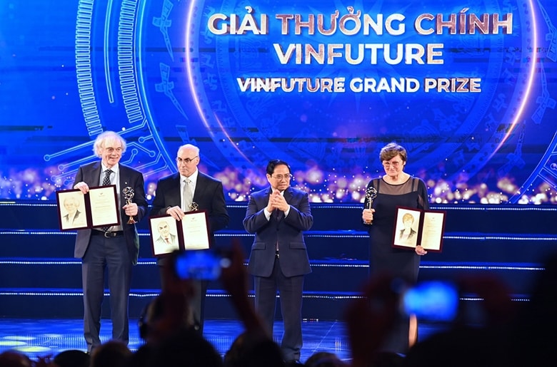  Thủ tướng trao giải thưởng VinFuture cho ba nhà khoa học phát minh công nghệ mRNA. Ảnh: Giang Huy