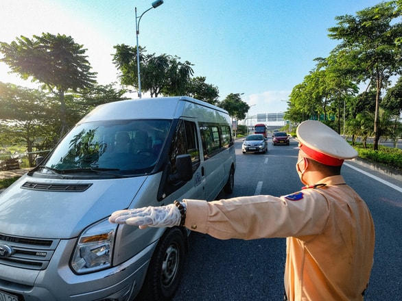 Trước quy định chống dịch khác nhau của các địa phương, nhiều người dân bức xúc cho rằng, đã là chống dịch thì cần áp dụng thống nhất trên toàn quốc, không phải mỗi nơi một kiểu, gây khó cho người dân.
