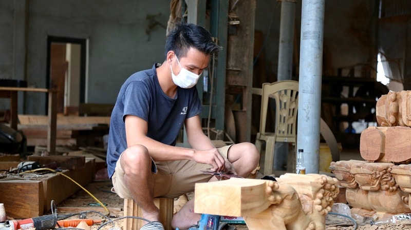 Người thợ có tâm với đôi bàn tay khéo léo, tỉ mỉ chạm khắc những nét hoa văn độc đáo. Ảnh: Bảo Yến