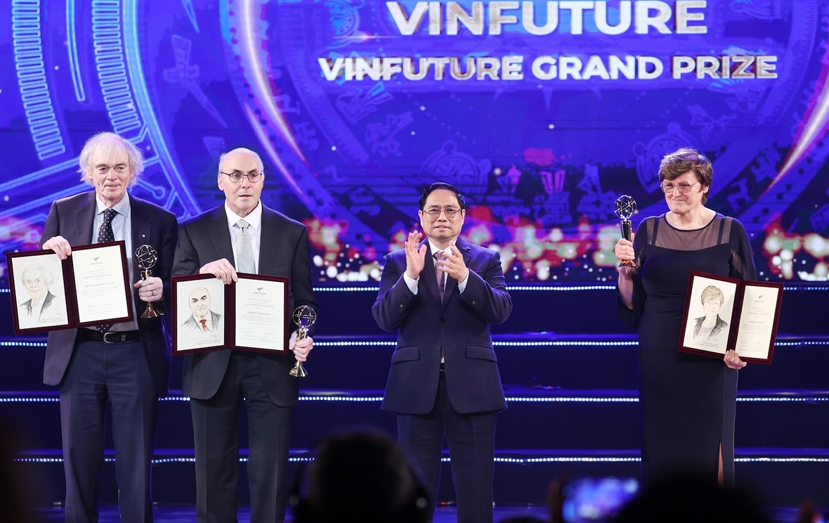 Thủ tướng Phạm Minh Chính trao giải cho các tác giả