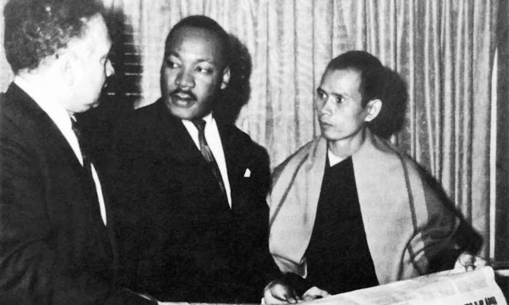 Thiền sư Thích Nhất Hạnh (phải) và mục sư Mỹ Martin Luther King (giữa) tại cuộc gặp năm 1966 ở Chicago. Ảnh: Parallax Press.