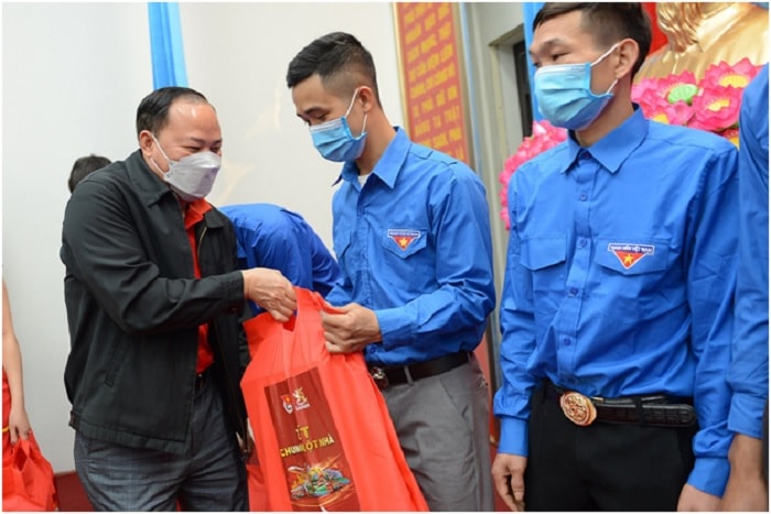 700 phần quà Tết đến với công nhân và tình nguyện viên chống dịch 700 phần quà Tết đến với công nhân và tình nguyện viên chống dịch