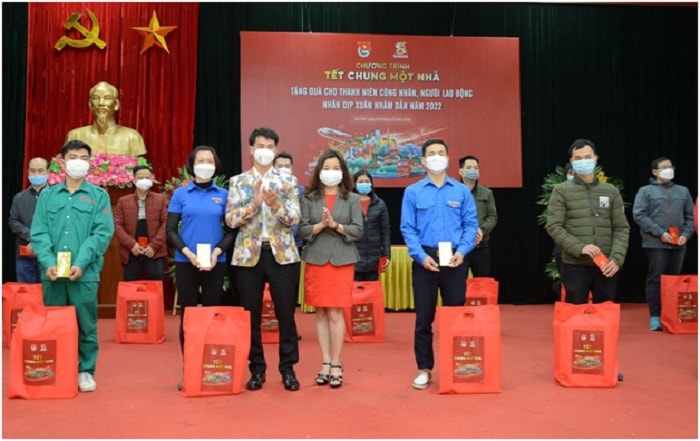 700 phần quà Tết đến với công nhân và tình nguyện viên chống dịch 700 phần quà Tết đến với công nhân và tình nguyện viên chống dịch