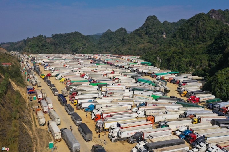 Hàng ngàn container hàng nông sản vẫn tắc ở biên giới chờ thông quan