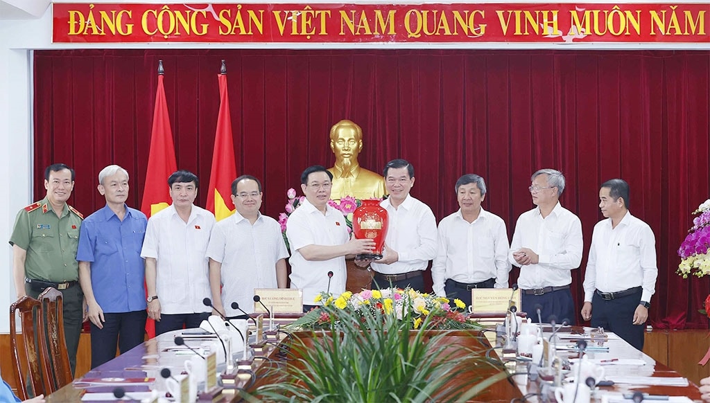 Chủ tịch Quốc hội Vương Đình Huệ và Đoàn công tác tặng quà lưu niệm cho Ban Thường vụ Tỉnh uỷ Đồng Nai.