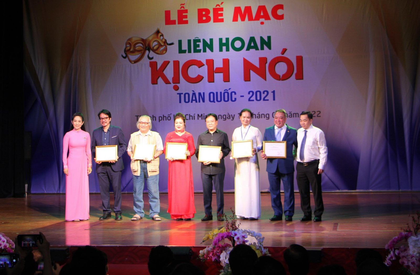 Ông Trần Hướng Dương (ngoài cùng, bên trái) trao chứng nhận cho Hội đồng nghệ thuật. Ảnh: BTC.