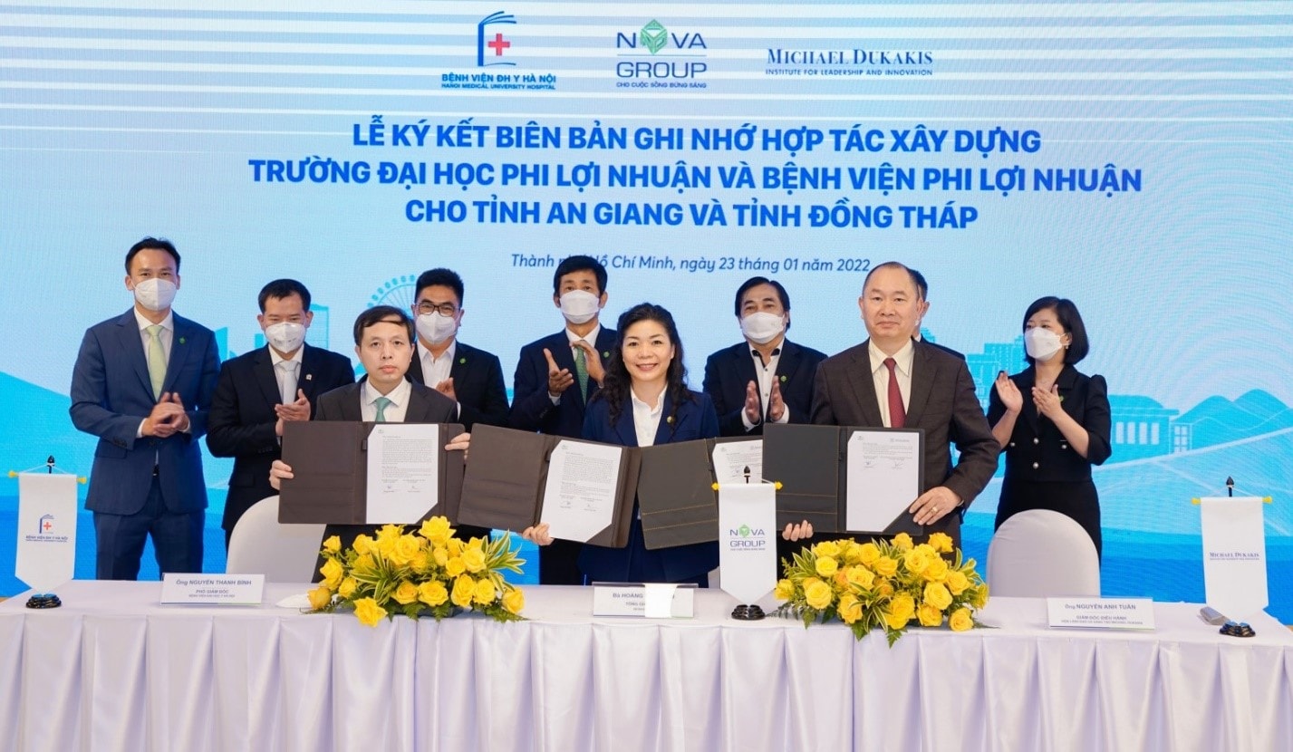 Đại diện Viện Michael Dukakis, đại diện Bệnh viện Đại học Y Hà Nội cùng NovaGroup tiến hành nghi thức ký kết hợp tác.