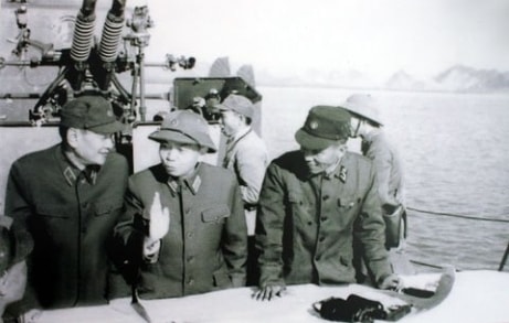 Đại tướng Võ Nguyên Giáp (giữa) trên tàu Hải quân tháng 3/1973. Ảnh tư liệu.