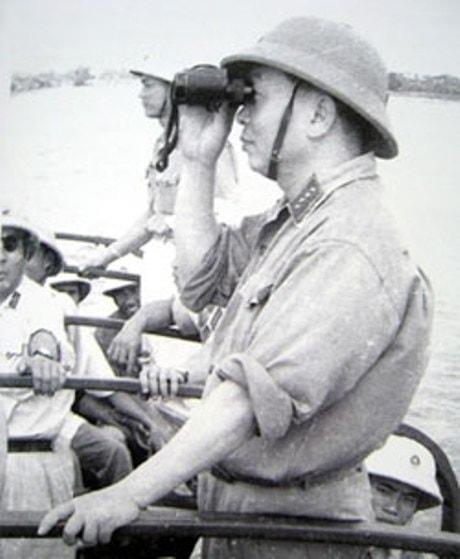Đại tướng Võ Nguyên Giáp quan sát Bộ đội Hải quân diễn tập SSCĐ năm 1964. Ảnh tư liệu