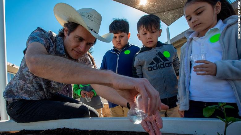 Kimbal Musk đang hướng dẫn các em nhỏ ở California canh tác theo phương pháp mớip/ẢNH: SKY NEWS