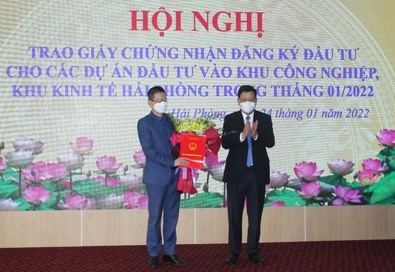 Ông Lê Trung Kiên trao Giấy chứng nhận đầu tư cho đại diện doanh nghiệp