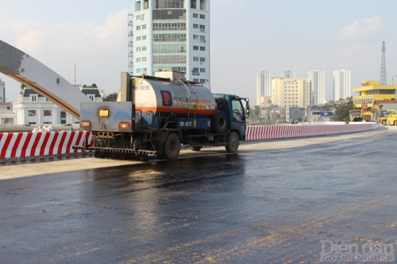 Những lớp asphalt được thảm trên bề mặt cầu