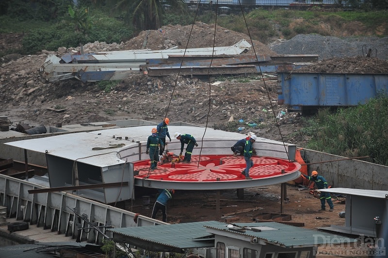 Điểm nhấn của Cầu Rào là biểu tượng những bông hoa phượng đỏ - loài hoa đặc trưng của Hải Phòng, được thiết kế bằng thép, sơn màu đỏ. Trong hình công nhân đang chuẩn bị để lắp bông hoa phượng đỏ đầu tiên lên vòm chính