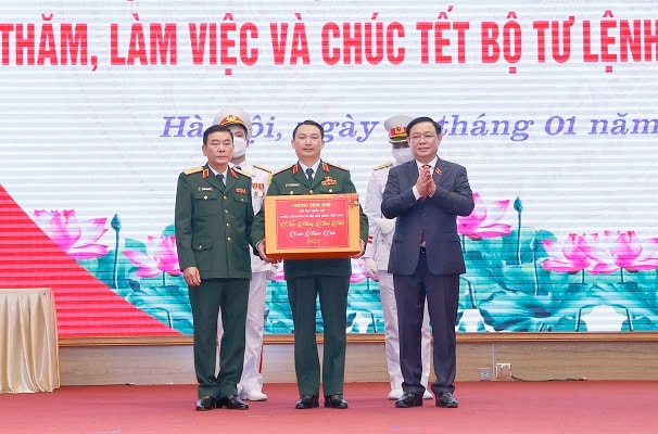 Chủ tịch Quốc hội Vương Đình Huệ và Đoàn công tác đã trao tặng quà Tết, động viên cán bộ chiến sĩ Bộ Tư lệnh Thủ đô Hà Nội. 