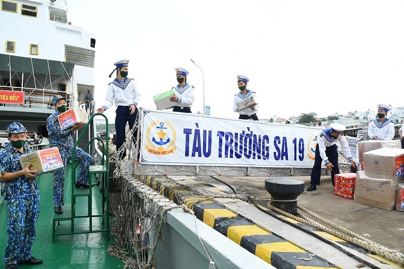 Những chuyến tàu chở mùa xuân đến với các quân nhân đang làm nhiệm vụ trên các đảo phía Bắc, quần đảo Trường Sa, tỉnh Khánh Hòa - ảnh Minh Thắng