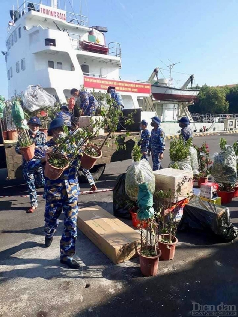 Mùa xuân chưa bao giờ lỗi hẹn với Trường Sa. Những chuyến tàu đi kiểm tra công tác tổ chức các hoạt động vui Xuân, đón Tết của quân và dân trên huyện đảo Trường Sa