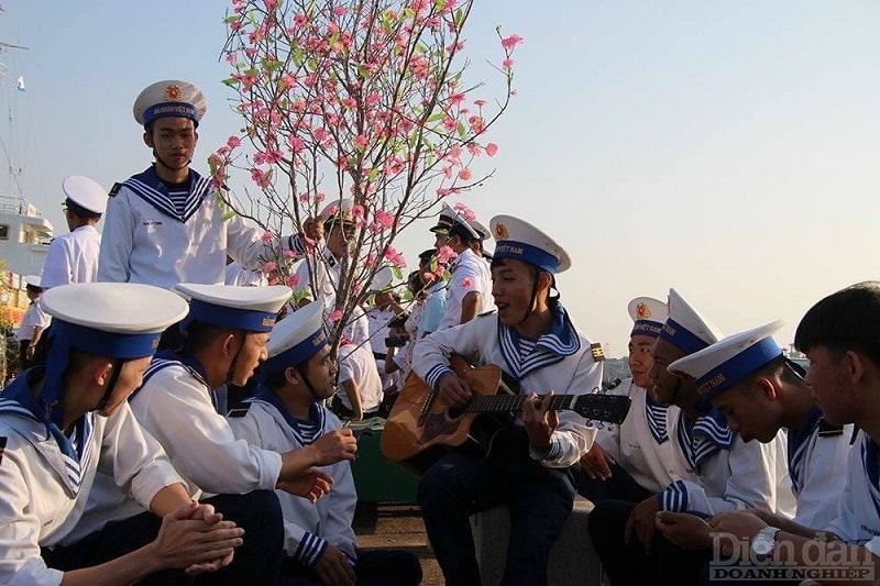 Những con người luôn hy sinh niềm vui của bản thân, gia đình để mọi người được chọn niềm vui mỗi khi Tết đến, Xuân về.