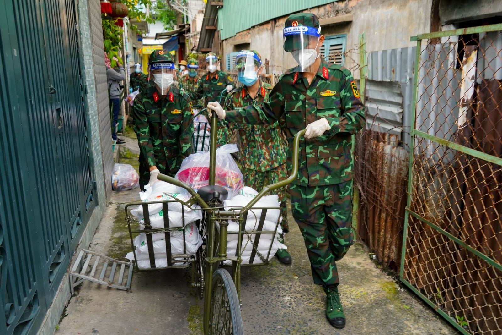 Hình ảnh những anh Bộ đội cụ Hồ đi chợ giúp dân, vận chuyển hàng hóa, nhu yếu phẩm tiếp tế cho người dân trên những chiếc xe đạp thồ, sẽ mãi là những kí ức đẹp trong lòng người dân Thành phố.