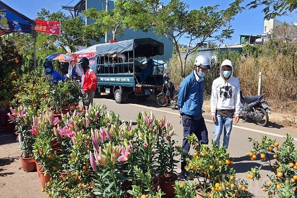 Khách hàng lựa chọn hoa ngày giáp Tết âm lịch.