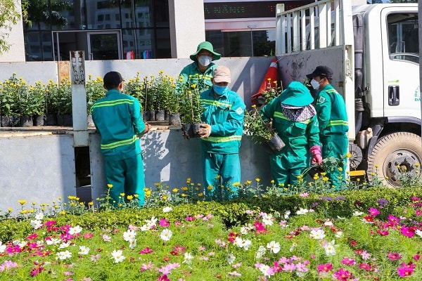 Lực lượng công nhân tất bật những công đoạn cuối cùng để hoàn thiện đường hoa Đà Nẵng.