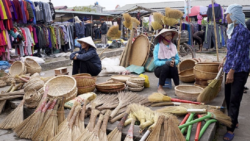 Những dụng cụ hàng ngày cũng được bày bán ở phiên chợ Tết - Ảnh minh họa.