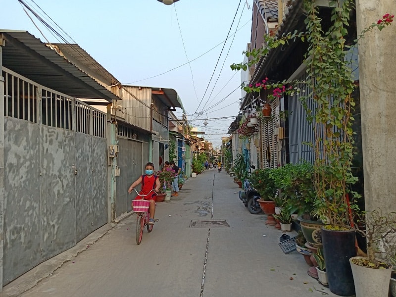 Chiều ngày 26 tháng Chạp, không khí Tết ở xóm lao động này vẫn trầm lắng và dường như Tết vẫn chưa đến với người dân nơi đây.