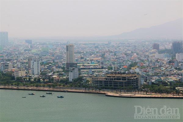 Phía Tây sông Hàn là khu vực bị ảnh hưởng đầu tiên và điều đó đã xảy ra khu khu vực bờ kè Như Nguyệt bị xói lở, hư hại.