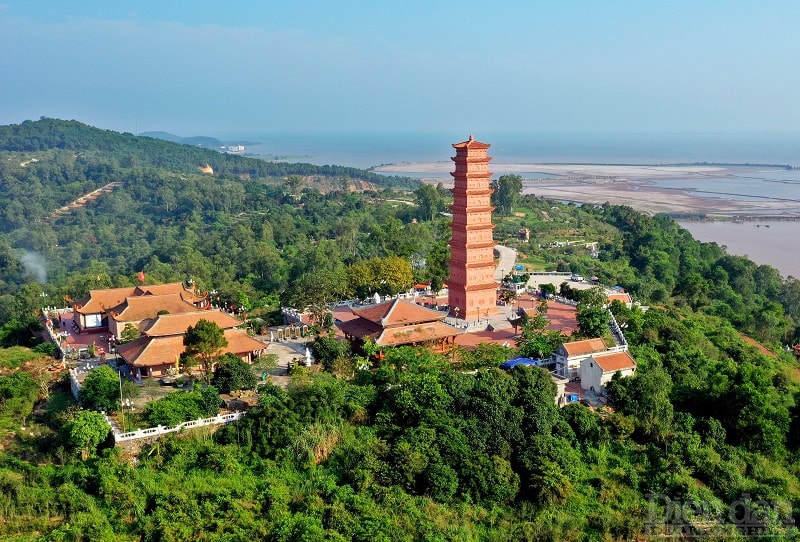 Tháp Tường Long (Đồ Sơn), điểm du lịch tâm linh được nhiều du khách đến tham quan, chiêm bái vào mỗi dịp Tết đến Xuân về