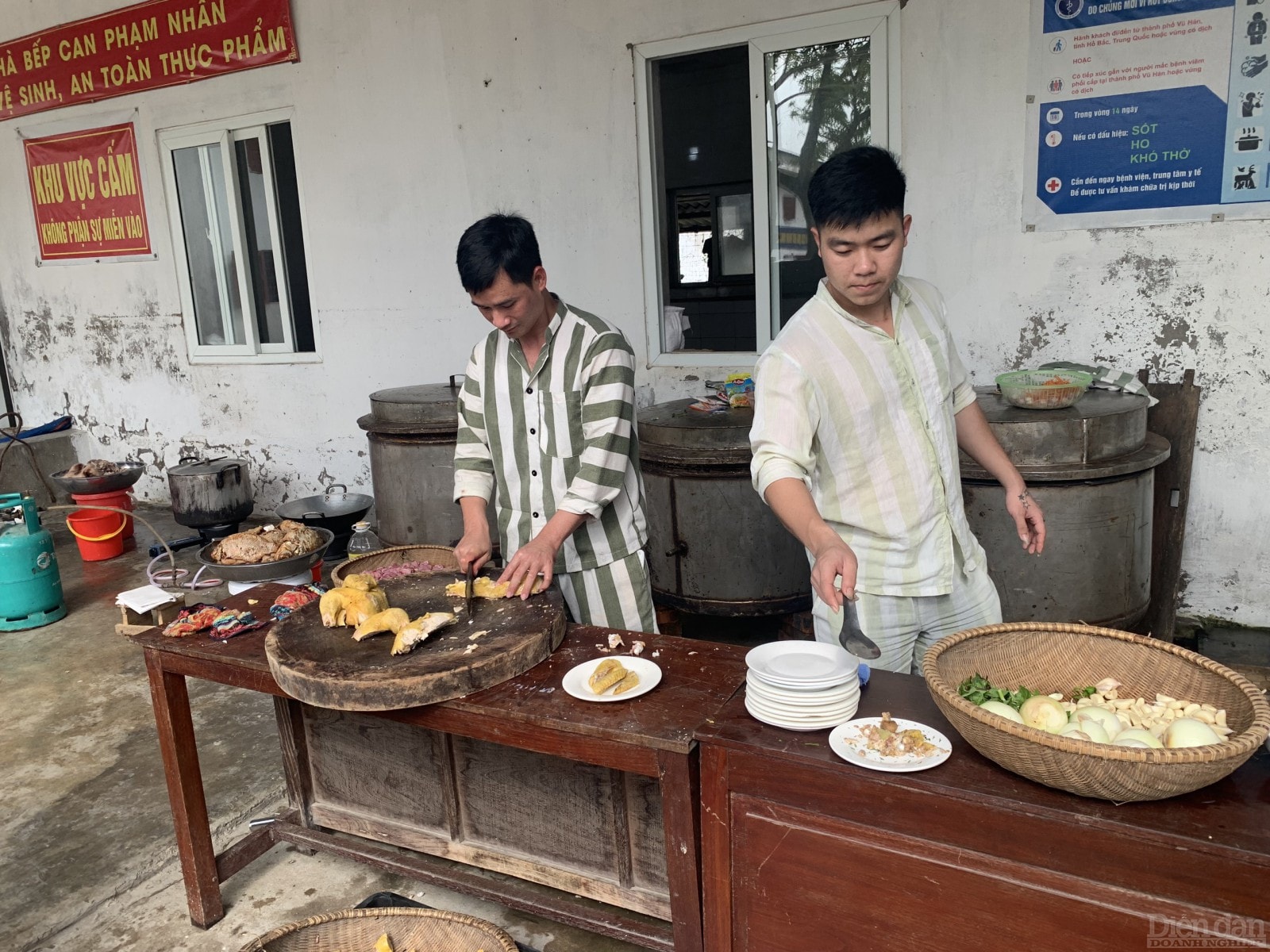 Bữa cơm tất niên được hầu hết các phạm nhân chờ đợi vì sự kiện này được xem như dấu mốc thời gian qua đi để họ được rút ngắn quãng đường đoàn viên với gia đình ở phía trước.