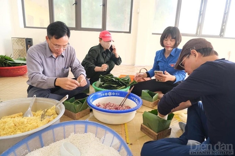 Những ngày này, cán bộ, chiến sĩ và nhân dân ở huyện đảo Bạch Long Vĩ (Hải Phòng) đang náo nức chuẩn bị đón Tết cổ truyền của dân tộc. Những chiếc bánh chưng xanh tượng trưng cho ngày Tết sum vầy được gói cẩn thận