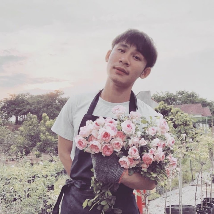Đam mê cỏ cây từ lúc còn rất nhỏ, lớn lên Tằng Hắm Phu quyết định gắn bó với khu vườn hoa hồng. (Ảnh: NVCC)