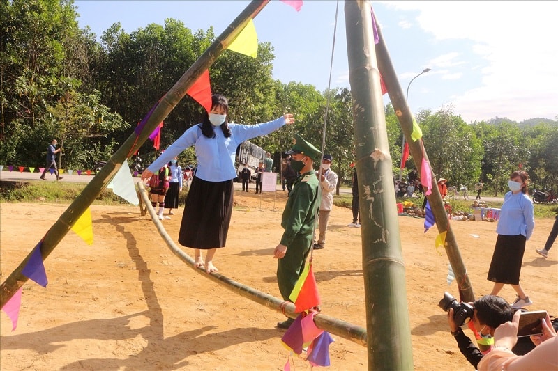 Các chàng trai, cô gái Dao trong tiết mục văn nghệ chào mừng ngày hội tại xã Hải Sơn, thành phố Móng Cái.