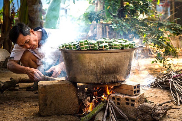 món bánh tét (bánh chưng dài), món bánh truyền thống của người miền Tây Nam Bộ. Đây là món bánh không thể thiếu trong những ngày lễ Tết